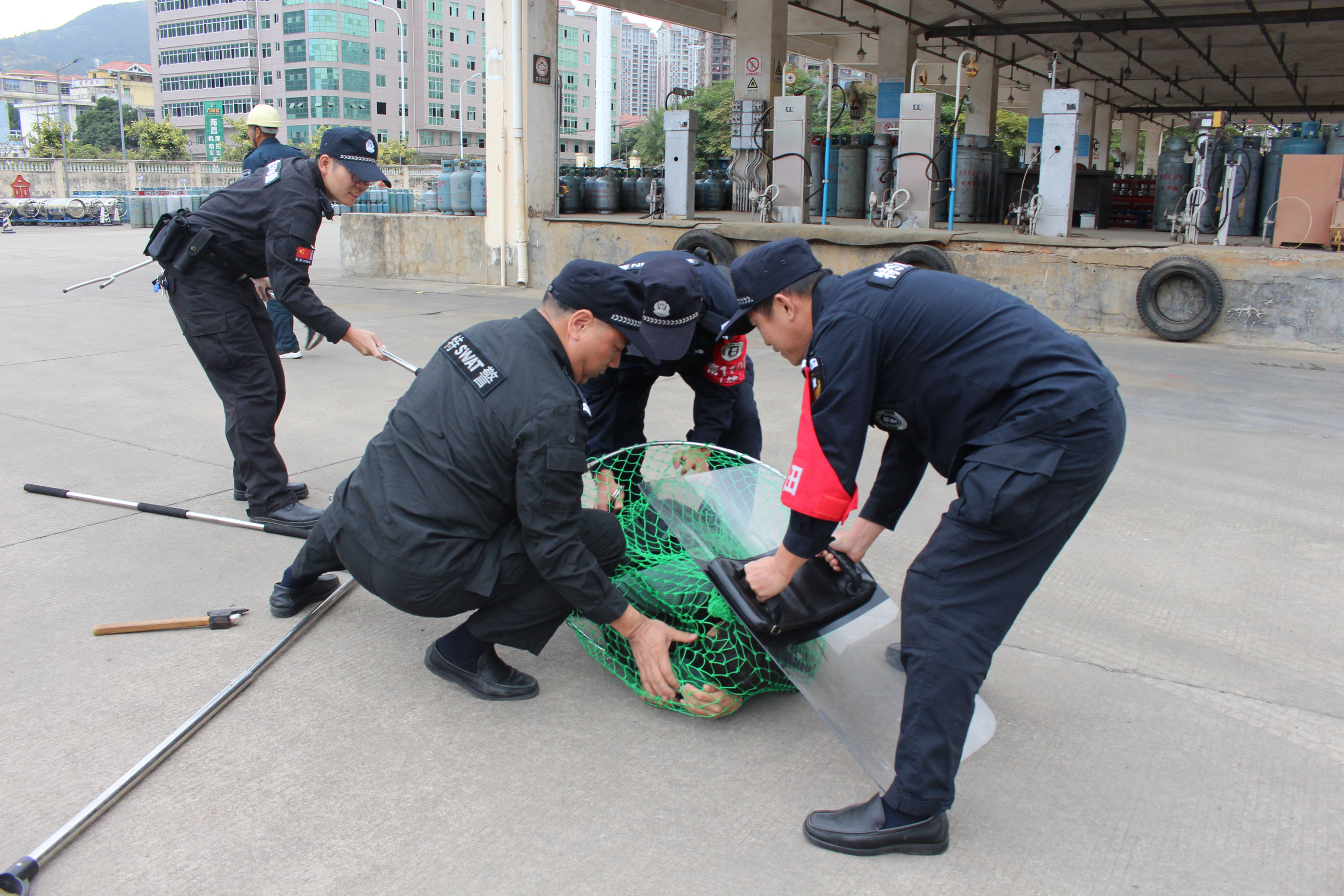 4、特警制服歹徒.JPG